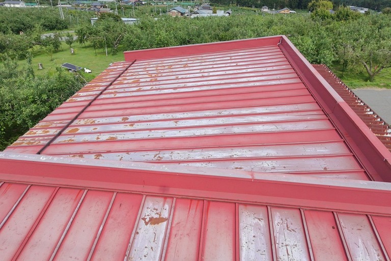 <p>今回のドローン建物診断では、屋根・外壁・雨樋・鉄骨・軒天などを撮影し、建物全体の劣化状況を写真付きでご報告いたしました。<br>

屋根については、サビや塗膜剥離が進行していることから、高圧洗浄後にケレン作業を十分に行い、防錆下塗りを施したうえで屋根塗装を実施することをご提案いたしました。また、鉄骨部分についてもサビ止め塗装による保護が必要な状態でした。<br>

軒天の雨染みやカビについては、雨漏りの原因調査を行い、必要に応じて補修と防水対策を実施することで建物の耐久性向上につながります。<br>

建物診断内容<br>

* ドローン無料建物診断<br>
* 屋根無料点検<br>
* 外壁劣化診断<br>
* 鉄骨・板金部点検<br>
* 雨漏り調査<br>
* 写真付き診断報告<br>
* 横井豊史教師建物診断</p><p><br></p>