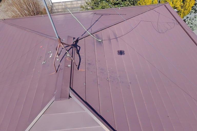 <p>今回の建物診断では、屋根・外壁・シーリング・軒天・雨樋などを総合的に確認し、建物の状態に合わせたメンテナンス方法をご提案いたしました。<br>

屋根は現時点で大きな損傷は見られませんでしたが、美観と防水性能を維持するためには定期的な点検がおすすめです。外壁のシーリングはひび割れが確認されたため、打ち替え・増し打ちによる防水性の回復をご提案いたしました。また、軒天は高圧洗浄や必要に応じた塗装を行うことで、美観と耐久性の維持が期待できます。<br>

建物診断内容<br>

* ドローン無料建物診断<br>
* 屋根無料点検<br>
* 外壁点検<br>
* シーリング劣化診断<br>
* 軒天・雨樋点検<br>
* 劣化状況写真報告<br>
* 横井豊史教師建物診断</p><p><br></p>