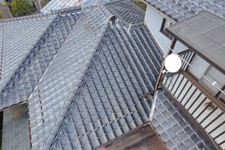 <p>今回の建物診断では、屋根・外壁・シーリング・雨樋・軒天を総合的に確認し、建物の状態に合わせたメンテナンス方法をご提案いたしました。<br>

屋根は現時点で大きな補修の必要はありませんでしたが、長期的な保護のため定期点検をおすすめしました。外壁は高圧洗浄と塗装メンテナンス、シーリングは打ち替え工事を行うことで防水性能を回復できます。また、雨樋は塗膜の剥離が進行しているため、ケレン作業による下地処理後に塗装を行うことで、サビの進行を抑え耐久性を向上させることができます。<br>

建物診断内容<br>

* ドローン無料建物診断<br>
* 屋根無料点検<br>
* 外壁点検<br>
* シーリング劣化診断<br>
* 雨樋・軒天点検<br>
* 劣化状況写真報告<br>
* 横井豊史教師建物診断</p><p><br></p>
