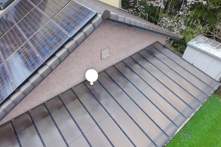 <p>長野県飯田市にて、ドローンを活用した無料建物診断を実施いたしました。<br>

今回の点検では、ドローンによる屋根の空撮と目視調査を組み合わせ、屋根・外壁・シーリング・ベランダ・雨樋など建物全体の状態を詳しく確認しました。<br>

屋根は太陽光パネルが設置されていましたが、ドローンによる空撮でパネル周辺や見えにくい箇所まで確認したところ、大きな瓦のズレや破損は見られず、全体的に良好な状態を維持していました。一方、外壁のシーリングには経年劣化によるひび割れや隙間が見られ、一部ではシーリング材の劣化が進行していました。また、ベランダ防水面には色あせや汚れ、水が溜まりやすい箇所が確認され、防水性能の低下が懸念される状態でした。<br>

ドローンを活用することで、安全に屋根全体を確認するとともに、建物全体の劣化状況を写真で分かりやすくご報告いたしました。</p><p><br></p>
