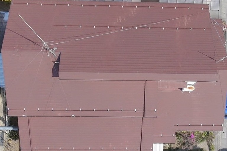 <p>今回の建物診断では、屋根・外壁・シーリング・軒天・破風板を総合的に点検し、建物の状態に合わせたメンテナンスをご提案いたしました。<br>

屋根は現状大きな補修の必要はありませんでしたが、定期的な点検を継続することで安心してお住まいいただけます。外壁は塗装工事とあわせてシーリングの打ち替えを行うことで防水性能を回復でき、ひび割れ部分についても適切な下地補修を実施することで建物を長期間保護できます。また、破風板や付帯部も塗装を行うことで、美観と耐久性を維持することが可能です。<br>

建物診断内容<br>

* ドローン無料建物診断<br>
* 屋根無料点検<br>
* 外壁点検<br>
* シーリング劣化診断<br>
* クラック調査<br>
* 軒天・破風板点検<br>
* 劣化状況写真報告<br>
* 横井豊史教師建物診断</p><p><br></p>