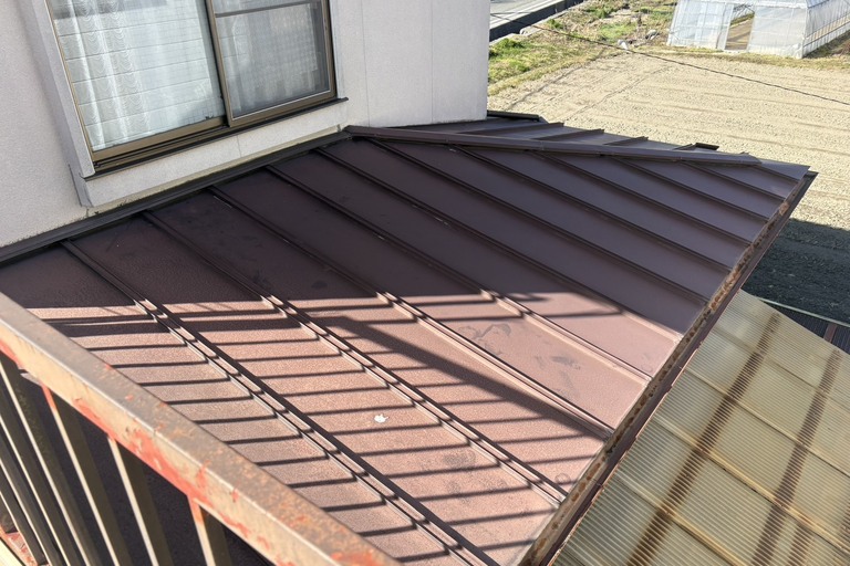 <p>長野県飯田市にて、ドローンを活用した無料建物診断を実施いたしました。<br>

今回の現地調査では、ドローンによる屋根点検と建物全体の目視調査を行い、屋根・外壁・木部・軒天・雨樋などの状態を詳しく確認しました。<br>

屋根は大きな破損やズレなどは見受けられず、比較的良好な状態を維持していました。一方で、破風板や鼻隠しなどの木部は紫外線や雨風の影響により塗膜の劣化が進行し、色あせや防水性能の低下が確認されました。また、外壁には経年による汚れの付着が見られ、今後の美観維持や建物保護のためにも塗装メンテナンスが望ましい状態でした。軒天や雨樋についても大きな不具合はありませんでしたが、定期的な点検とあわせてメンテナンスをご提案いたしました。<br>

株式会社横井では、ドローン無料調査と横井豊史教師建物診断を組み合わせ、建物の状態を安全かつ正確に確認しています。</p><p><br></p>