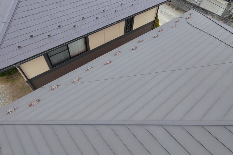<p>今回の建物診断では、現在の劣化状況をご説明し、今後のメンテナンス時期についてご案内いたしました。<br>

屋根は現状の良好な状態を維持するため、定期的な点検を継続することをご提案しました。また、シーリング材については経年劣化が進行する前に打ち替えや補修を行うことで、防水性能を長期間維持することができます。建物全体を定期的に点検することで、大きな補修工事を未然に防ぎ、安心して住み続けられる住環境につながります。<br>

建物診断内容<br>

* ドローン無料建物診断<br>
* 屋根無料点検<br>
* 外壁無料点検<br>
* シーリング劣化調査<br>
* 劣化状況写真報告<br>
* 横井豊史教師建物診断</p><p><br></p>