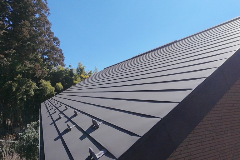 <p>今回の建物診断では、現在の建物の状態をご説明するとともに、今後のメンテナンス時期についてご提案いたしました。<br>

屋根は引き続き定期点検を行い、美観と防水性能を維持することをご提案しました。また、外壁はシーリングの打ち替えや高圧洗浄、塗装メンテナンスを適切な時期に実施することで、雨水の浸入や外壁材の劣化を未然に防ぐことができます。早めの点検と計画的なメンテナンスが、住まいの資産価値維持につながります。<br>

建物診断内容<br>

* ドローン無料建物診断<br>
* 屋根無料点検<br>
* 外壁無料点検<br>
* シーリング劣化調査<br>
* 外壁汚れ・コケ発生状況確認<br>
* 劣化状況写真報告<br>
* 横井豊史教師建物診断</p><p><br></p>