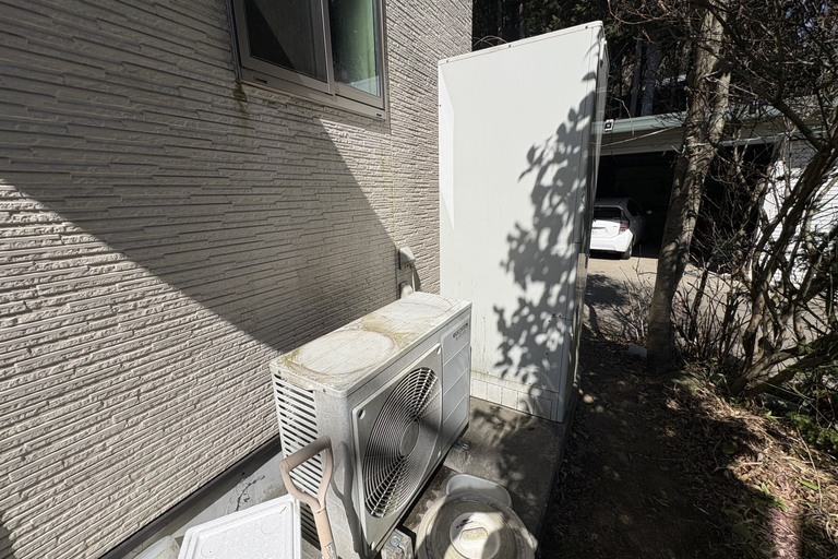 <p>長野県駒ヶ根市にて、ドローンを活用した無料建物診断を実施いたしました。<br>

今回の点検では、ドローンによる屋根調査に加え、外壁・シーリング・軒天・基礎周辺まで建物全体の状態を詳しく確認しました。<br>

屋根は全体的に大きな変形や浮き、板金の異常は見られず、良好な状態を維持していました。一方で、外壁の一部にはシーリング材の経年劣化や外壁表面への汚れ・コケの付着が確認され、防水性能の低下が進み始めている状況でした。現時点で緊急性の高い不具合はありませんが、劣化が進行する前に適切なメンテナンスを行うことで、建物をより長く良好な状態で維持することができます。<br>

株式会社横井では、ドローン無料調査と横井豊史教師建物診断を組み合わせ、高所まで安全かつ細部まで確認し、お住まいの状態を分かりやすくご報告しております。</p><p><br></p>