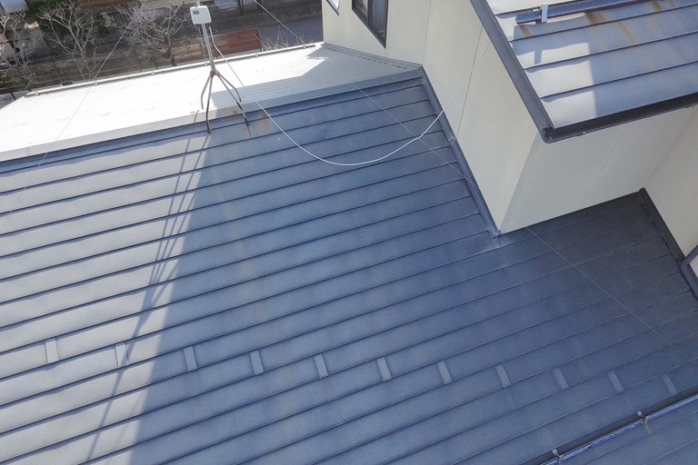 <p>今回の建物診断では、現状の劣化状況をご説明するとともに、今後必要となるメンテナンスについてご提案いたしました。<br>

屋根は引き続き定期点検を行い、防水性能を維持することをご提案しました。また、外壁は高圧洗浄による汚れの除去や、塗膜・シーリングの状態を確認しながら適切なタイミングで塗装メンテナンスを行うことで、建物を長期間良好な状態に保つことができます。<br>

建物診断内容<br>

* ドローン無料建物診断<br>
* 屋根無料点検<br>
* 外壁無料点検<br>
* 軒天点検<br>
* 外壁汚れ・雨だれ調査<br>
* シーリング劣化確認<br>
* 劣化状況写真報告<br>
* 横井豊史教師建物診断</p><p><br></p>