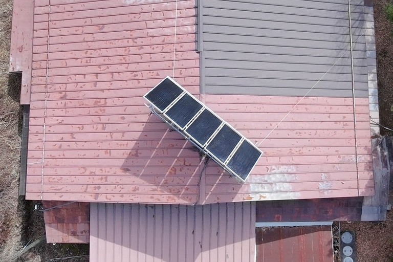 <p>今回の建物診断では、屋根全体の劣化状況をご説明し、今後のメンテナンス方法についてご提案いたしました。<br>

塗膜が劣化した金属屋根は、サビの進行を防ぐために十分な下地処理（ケレン作業）を行ったうえで、防錆下塗り・中塗り・上塗りによる屋根塗装工事を実施することで、防水性能と耐久性を回復できます。劣化が進行する前に適切なメンテナンスを行うことで、建物を長く安心してお使いいただけます。<br>

建物診断内容<br>

* ドローン無料建物診断<br>
* 屋根無料点検<br>
* 金属屋根の塗膜劣化調査<br>
* サビ・腐食状況確認<br>
* 板金部・役物点検<br>
* 劣化状況写真報告<br>
* メンテナンス時期のご提案<br>
* 横井豊史教師建物診断</p><p><br></p>