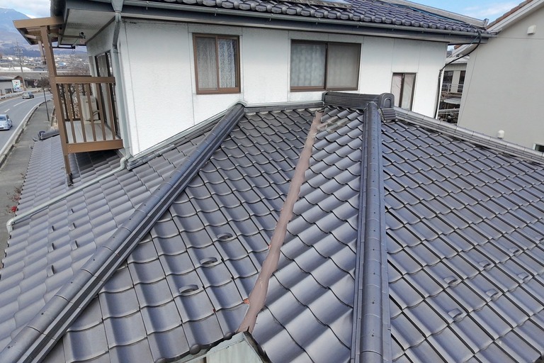 <p>今回の建物診断では、屋根は現時点で大きな異常は確認されませんでしたが、外壁シーリングの劣化が進行しているため、早めのメンテナンスをご提案いたしました。<br>

シーリングは既存材を撤去して打ち替えを行うことで防水性能を回復でき、その後に外壁塗装を行うことで建物全体の耐久性を高めることができます。定期的なメンテナンスを行うことで、雨漏りや外壁内部の劣化を未然に防ぎ、大切なお住まいを長期間守ることにつながります。<br>

建物診断内容<br>

* ドローン無料建物診断<br>
* 屋根無料点検<br>
* 瓦屋根点検<br>
* 外壁シーリング劣化調査<br>
* 外壁汚れ・塗膜劣化確認<br>
* 雨漏りリスク確認<br>
* 劣化状況写真報告<br>
* 横井豊史教師建物診断</p><p><br></p>