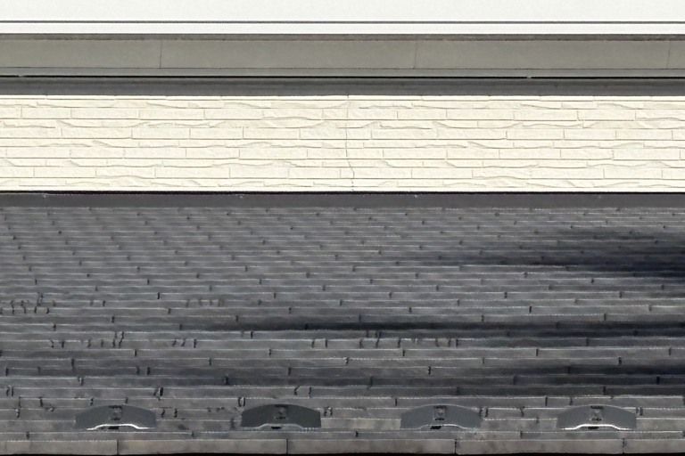 <p>今回の建物診断では、屋根の経年劣化、雨樋のコケ・汚れ、シーリングの劣化、軒天・破風板の汚れが確認されたため、建物全体のメンテナンスをご提案いたしました。<br>

屋根は高圧洗浄後に適切な下地処理と塗装を行うことで、防水性能と耐久性を回復させることができます。外壁はシーリングの打ち替えを実施したうえで塗装を行うことで、防水性能の向上と美観の維持につながります。また、雨樋や軒天・破風板も洗浄・塗装を行うことで建物全体を長期間良好な状態に保つことができます。<br>

建物診断内容<br>

* ドローン無料建物診断<br>
* 屋根劣化調査<br>
* 外壁・シーリング劣化確認<br>
* 雨樋コケ・汚れ調査<br>
* 軒天・破風板点検<br>
* 雨漏りリスク点検<br>
* 劣化状況写真報告<br>
* 横井豊史教師建物診断</p><p><br></p>