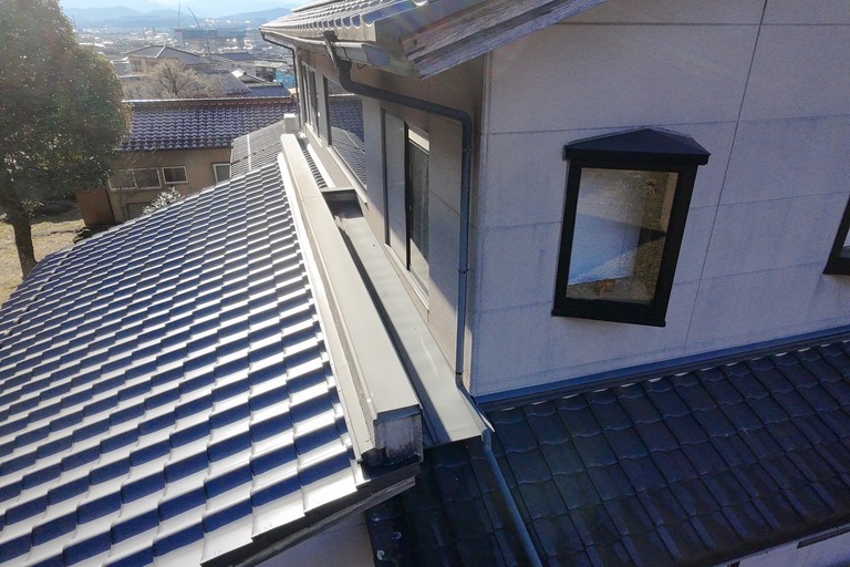 <p>今回の建物診断では、木部の塗膜劣化、外壁のひび割れ、基礎クラックを確認したため、早めのメンテナンスをご提案いたしました。<br>

木部はケレン作業後に木部保護塗装を行うことで、防水性と耐久性を回復することができます。外壁はクラック補修後に塗装を行い、防水性能を向上させます。また、基礎のひび割れも適切な補修を行うことで、劣化の進行を抑え、建物全体を長く安心して維持することができます。<br>

建物診断内容<br>

* ドローン無料建物診断<br>
* 屋根劣化状況確認<br>
* 木部塗膜劣化調査<br>
* 外壁クラック調査<br>
* 基礎クラック確認<br>
* 雨漏りリスク点検<br>
* 劣化状況写真報告<br>
* 横井豊史教師建物診断</p><p><br></p>