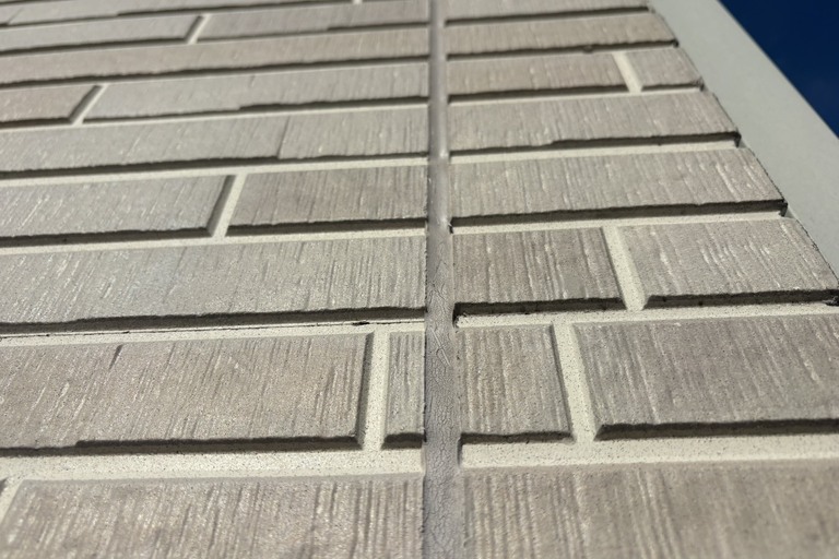 <p>今回の建物診断では、シーリングのひび割れや経年劣化、基礎のクラックを確認したため、早めのメンテナンスをご提案いたしました。<br>

シーリングは既存材を撤去して打ち替えを行うことで、防水性能を回復し、雨水の浸入を防ぐことができます。外壁は高圧洗浄後に適切な塗装を行うことで、美観と耐久性を向上させます。また、基礎のクラックも適切に補修することで劣化の進行を抑え、大切なお住まいを長く安心して維持することができます。<br>

建物診断内容<br>

* ドローン無料建物診断<br>
* 屋根劣化状況確認<br>
* シーリング劣化調査<br>
* 外壁劣化確認<br>
* 基礎クラック調査<br>
* 雨漏りリスク点検<br>
* 劣化状況写真報告<br>
* 横井豊史教師建物診断</p><p><br></p>