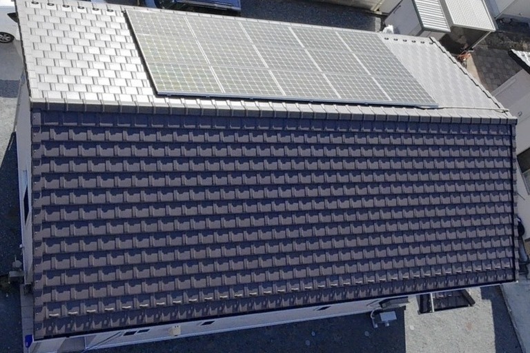 <p>長野県下伊那郡豊丘村にて、ドローンを活用した無料建物診断を実施いたしました。<br>

今回の点検では、屋根・外壁・シーリング・基礎の状態を中心に調査を行いました。<br>

ドローンによる空撮では、屋根瓦全体に大きなズレや割れは見られず、比較的良好な状態を維持していました。一方で、外壁のシーリングには経年劣化による硬化や細かなひび割れが確認され、防水性能の低下が進行している状態でした。また、サッシまわりや基礎部分には汚れや劣化が見られ、基礎にも細かなクラックが確認されました。このまま放置すると雨水が浸入し、建物内部へ影響を及ぼす可能性があるため、早めのメンテナンスが望まれる状況でした。<br>

株式会社横井では、ドローン無料調査と横井豊史教師建物診断を組み合わせ、普段確認が難しい高所まで安全かつ詳細に点検し、建物全体の状態を写真付きでご報告しております。</p><p><br></p>