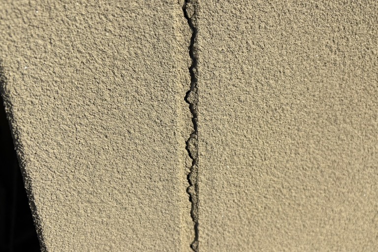 <p>今回の建物診断では、外壁クラックや塗膜の劣化、付帯部の経年劣化が確認されたため、早めのメンテナンスをご提案いたしました。<br>

外壁のクラックは適切な補修を行ったうえで塗装することで、防水性能を回復し雨水の浸入を防ぐことができます。また、高圧洗浄で外壁の汚れやコケを除去し、耐候性に優れた塗料で仕上げることで、美観と耐久性を長期間維持できます。雨樋や軒天などの付帯部もあわせて塗装することで、建物全体をより長持ちさせることができます。<br>

建物診断内容<br>

* 無料建物診断<br>
* 外壁クラック調査<br>
* シーリング劣化確認<br>
* 外壁汚れ・塗膜劣化調査<br>
* 軒天・雨樋点検<br>
* 雨漏りリスク点検<br>
* 劣化状況写真報告<br>
* 横井豊史教師建物診断</p><p><br></p>