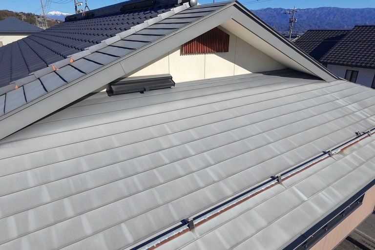 <p>今回の建物診断結果をもとに、屋根・外壁・鉄部など、それぞれの劣化状態に合わせた補修・塗装工事をご提案いたしました。<br>

金属屋根や雪止め金具などの鉄部は、サビの状態を確認したうえで適切な下地処理を行い、塗装によって表面を保護することが重要です。特に鉄骨階段はサビが進行しているため、ケレンなどで脆弱なサビや旧塗膜を除去してから塗装を行うことで、腐食の進行を抑え耐久性の向上につなげます。<br>

外壁のひび割れや塗膜剥離についても、劣化箇所を適切に処理したうえで塗装を行うことで、建物内部への雨水の浸入を防ぎ、外壁の防水性能を維持することができます。<br>

建物診断内容<br>

* ドローン無料調査<br>
* 瓦屋根・金属屋根点検<br>
* 雪止め金具サビ点検<br>
* 外壁ひび割れ調査<br>
* 外壁塗膜劣化調査<br>
* 鉄骨階段サビ調査<br>
* 軒天・付帯部点検<br>
* 雨漏りリスク診断<br>
* 劣化状況写真報告<br>
* 横井豊史教師建物診断</p><p><br></p>