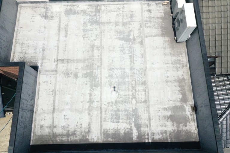 <p>今回の建物診断結果をもとに、屋上防水のメンテナンスと、外壁のひび割れ・シーリング部分を中心とした防水補修をご提案いたしました。<br>

屋上については、既存防水層の状態を確認し、劣化状況に合わせた下地処理や防水改修を行うことで、雨水から建物を守る防水性能の回復・維持につなげます。<br>

外壁については、ひび割れや大きく劣化したシーリング部分を適切に処理し、サッシ周辺や金属部との取り合いについても防水性を確保することが重要です。医院として長く安心して建物を使用していただけるよう、現在の劣化だけでなく将来的な雨漏りリスクも考慮したメンテナンスをご提案しています。<br>

建物診断内容<br>

* ドローン無料調査<br>
* 屋上防水劣化調査<br>
* 防水層表面点検<br>
* 外壁ひび割れ調査<br>
* 外壁目地・シーリング劣化調査<br>
* サッシ周辺・取り合い部点検<br>
* 雨漏りリスク診断<br>
* 劣化状況写真報告<br>
* 横井豊史教師建物診断</p><p><br></p>