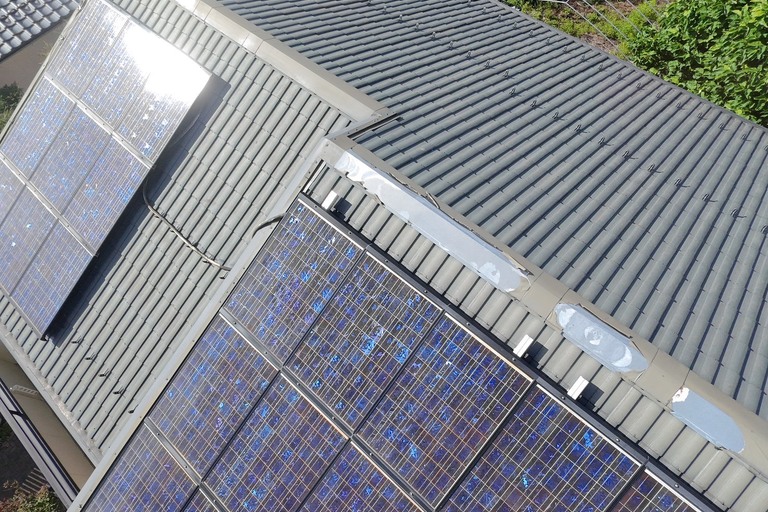 <p>今回のドローン調査では、屋根全体の状態を上空から確認し、太陽光パネル周辺や軒先なども撮影しました。<br>

太陽光パネルが設置された住宅では、無理に屋根へ上がることなくドローンを使用することで、屋根材やパネル周辺の状態を確認できます。<br>

また、地上からは外壁の汚れや苔・藻の発生状況、雨樋や付帯部などを確認。屋根だけではなく建物全体を総合的に診断し、今後必要となるメンテナンスについて検討していきます。<br>

調査・確認内容<br>

* ドローンによる屋根全体の空撮<br>
* 屋根材の色褪せ・汚れ<br>
* 太陽光パネル周辺の状態<br>
* 谷部・軒先・雨樋周辺<br>
* 外壁の苔・藻・黒ずみ<br>
* 外壁表面の経年劣化<br>
* 雨樋・付帯部の状態</p><p><br></p>