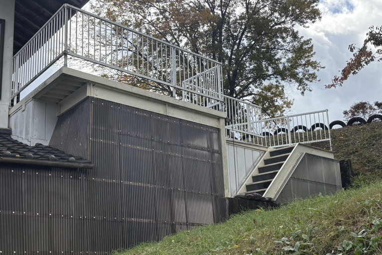 <p>今回の現地調査結果をもとに、陸屋根外周および階段鉄部の塗装工事をご提案いたしました。<br>

鉄部塗装では、仕上げ塗料を塗るだけではなく、施工前の下地処理が非常に重要です。既存塗膜の浮きや錆などを適切に除去・処理し、下地の状態を整えたうえで防錆性を考慮した塗装を行うことで、鉄部の保護性能と耐久性の向上につなげます。<br>

特に階段の踏板や踊り場、鉄骨の接合部などは雨水の影響を受けやすいため、劣化状況を見極めながら丁寧に施工することが大切です。<br>

現地調査内容<br>

* 陸屋根外周鉄部の劣化調査<br>
* 屋外階段・踊り場の錆調査<br>
* 手すり・鉄骨部分の状態確認<br>
* 既存塗膜の劣化状況確認<br>
* 鉄部接合部・端部の確認<br>
* 防錆処理・下地処理方法の検討<br>
* 鉄部塗装工事の施工方法検討<br>
* 劣化状況の写真記録</p><p><br></p>