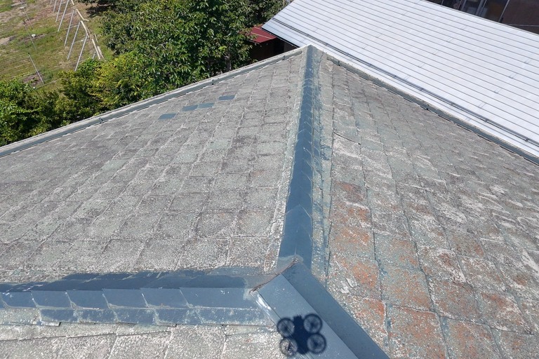 <p>今回の建物診断結果をもとに、屋根・外壁の劣化状態に合わせたメンテナンスをご提案いたしました。<br>

屋根については、塗膜の劣化状況や屋根材そのものの状態を確認したうえで、必要な下地処理を行い、防水性・耐候性を回復させる施工方法を検討します。<br>

外壁については、確認されたひび割れをそのまま塗装するのではなく、クラックの状態や幅などを確認し、適切な下地処理を行うことが重要です。軒天や雨樋周辺についても、汚れや劣化の状態を確認しながら建物全体を保護できるメンテナンスをご提案します。<br>

建物診断内容<br>

* ドローン無料調査<br>
* 屋根材・屋根塗膜劣化調査<br>
* 屋根の色あせ・変色確認<br>
* 外壁ひび割れ（クラック）調査<br>
* 開口部周辺の劣化確認<br>
* 軒天・軒先の状態確認<br>
* 雨樋周辺点検<br>
* 雨漏りリスク診断<br>
* 劣化状況写真報告<br>
* 横井豊史教師建物診断</p><p><br></p>