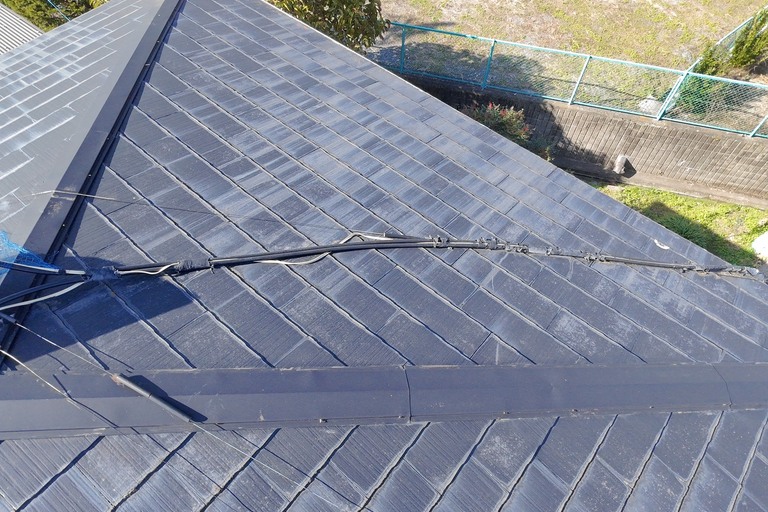 <p>今回の建物診断では、屋根の塗膜状態をはじめ、外壁・目地・雨樋・軒裏など、それぞれの劣化状況を確認しました。<br>

特にスレート系屋根は、表面の塗膜が劣化すると撥水性が低下し、屋根材そのものが雨水や紫外線の影響を受けやすくなります。今後の状態を見ながら、適切な時期に塗装などのメンテナンスを検討することが大切です。<br>

外壁目地についても、細かなひび割れや隙間が広がっていないか定期的に確認し、必要に応じて適切な処置を行うことで雨水浸入の予防につながります。<br>

建物診断内容<br>

* ドローン無料調査<br>
* スレート屋根点検<br>
* 屋根塗膜・色あせ確認<br>
* 外壁点検<br>
* 外壁目地・ひび割れ確認<br>
* 雨樋点検<br>
* 軒裏・付帯部点検<br>
* 雨水浸入リスク確認<br>
* 横井豊史教師建物診断</p><p><br></p>