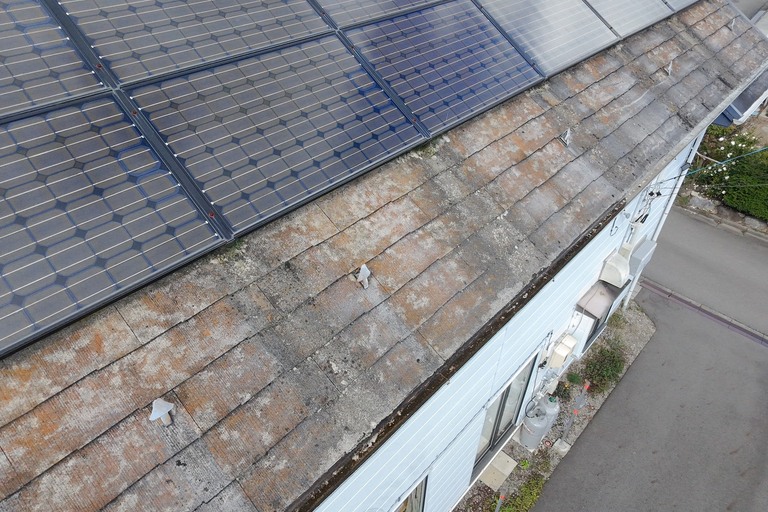 <p>今回のドローン調査では、太陽光パネルが設置された屋根を上空から撮影することで、スレート屋根の色あせ・表面劣化・苔や藻などの付着状況を確認することができました。<br>

屋根材の表面保護機能が低下すると、水分を吸収しやすくなり、苔や藻の発生、さらなる劣化につながる場合があります。今後は屋根材の状態に合わせた適切なメンテナンスを行うことが重要です。<br>

建物診断内容<br>

* ドローン無料調査<br>
* スレート屋根の劣化状況確認<br>
* 苔・藻・汚れなどの付着状況確認<br>
* 太陽光パネル周辺の屋根確認<br>
* 外壁の色あせ・塗膜状態の確認<br>
* 庇など金属部のサビ・塗膜剥離確認<br>
* 軒天・雨樋など付帯部の確認<br>
* 横井豊史教師建物診断</p><p><br></p>
