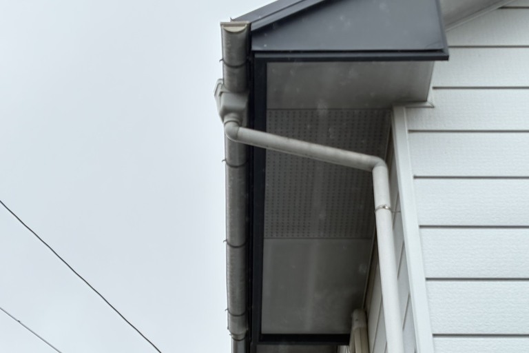<p>長野県駒ヶ根市にて、戸建て住宅のドローンを活用した無料建物診断を実施しました。<br>

今回は、太陽光パネルが設置されている屋根を中心に、屋根材・外壁・付帯部など建物全体の状態を確認しました。<br>

ドローンで屋根を確認したところ、スレート屋根の広い範囲で塗膜の色あせや表面の劣化、オレンジ色の苔・藻のような付着物が目立つ状態でした。特に下屋部分では劣化が進んでいる箇所が確認でき、屋根材本来の防水性能が低下している可能性があります。<br>

また、太陽光パネル周辺についても上空から撮影し、パネルの下や周囲を含めて屋根の状態を確認しました。太陽光パネルが設置された住宅は地上から屋根の状態を確認することが難しいため、ドローンによる点検が有効です。<br>

外壁についても、塗膜の色あせや経年による変色が確認できました。庇などの金属部分には塗膜の剥がれやサビも見られるため、屋根だけでなく外壁・付帯部を含めたメンテナンスを検討する時期と考えられます。<br>

株式会社横井では、ドローン無料調査・横井豊史教師建物診断により、普段見えない屋根まで細かく確認しています。</p><p><br></p>