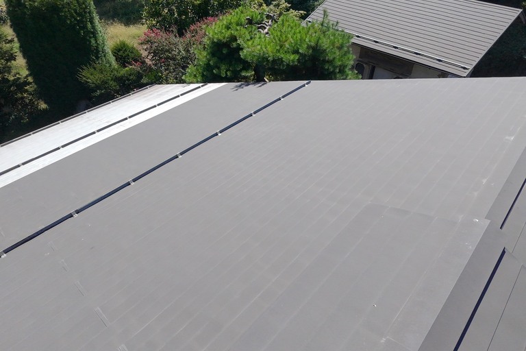 <p>今回の調査では、ドローンを使用することで屋根全体を上空から確認し、金属屋根の塗膜劣化・錆、雨樋内部の堆積物、軒先木部の状態などを確認することができました。<br>

特に雨樋に溜まった松葉や落ち葉は、放置すると排水不良につながるため、清掃を行い正常に雨水が流れる状態を維持することが大切です。<br>

金属部分についても、錆の進行状況を確認しながら、必要に応じてケレンなどの下地処理や防錆処理、塗装による保護を検討していきます。<br>

建物診断内容<br>

* ドローン無料調査<br>
* 金属屋根の状態確認<br>
* 塗膜の色あせ・剥がれ確認<br>
* 金属部分の錆確認<br>
* 雨樋の詰まり・堆積物確認<br>
* 軒先・木部の状態確認<br>
* 横井豊文教師建物診断</p><p><br></p>