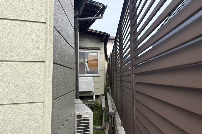 <p>今回の現地調査では、外壁だけでなく、ベランダ鉄部・床裏・雨樋・波板・木部など建物全体を確認しました。<br>

特に鉄部は、塗装前のケレンによる錆落としや下地調整が仕上がりと耐久性を左右します。既存部材の状態を見ながら、塗装で対応できる部分と補修・交換を検討した方がよい部分を見極めることが重要です。<br>

現地調査内容<br>

* 外壁の劣化・汚れ確認<br>
* ベランダ鉄部の錆・塗膜状態確認<br>
* ベランダ床裏の状態確認<br>
* 雨樋・金属部の確認<br>
* 波板の経年劣化確認<br>
* 木部の状態確認<br>
* 建物周囲・足場設置スペースの確認</p><p><br></p>