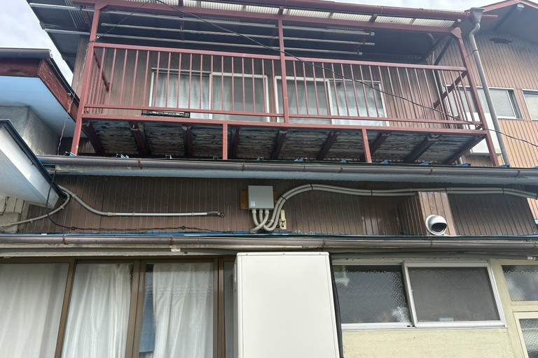 <p>長野県飯田市にて、戸建て住宅の現地調査を実施いたしました。<br>

今回は建物の外壁やベランダ、雨樋、波板などを中心に、現在の劣化状況を細かく確認しました。<br>

外壁は複数の外装材が使用されており、経年による色あせや汚れが見られました。また、建物周辺には隣家や目隠しフェンスとの間隔が狭い箇所もあるため、今後工事を行う際には作業スペースや足場の設置方法についても十分な検討が必要です。<br>

特にベランダ部分では、鉄部の塗膜劣化や錆の発生が確認できました。さらにベランダ床裏側にも経年劣化が見られるため、表面だけでなく下地を含めた状態確認が重要です。<br>

雨樋や金属部分にも部分的な錆が確認できました。錆は放置すると徐々に腐食が進み、部材そのものの強度低下につながる場合があるため、適切な下地処理とメンテナンスを検討していきます。<br>

株式会社横井では、建物の状態を確認したうえで必要な施工範囲を判断し、過剰な工事にならないよう建物ごとに適したメンテナンス方法をご提案しています。</p><p>＊ドローン無料調査<br>＊横井豊文教師建物診断<br></p>