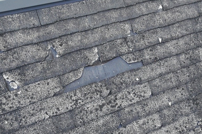 <p>今回のドローン無料調査では、屋根に直接上ることなく上空から屋根全体を撮影することで、地上からでは発見することが難しい屋根材の剥がれや欠損を確認することができました。<br>部分的な色あせだけではなく、屋根材が大きく欠損している箇所や複数箇所での剥離が確認されています。<br>

今後のメンテナンスでは、劣化した部分だけを見るのではなく、屋根全体の状態や下地への影響を確認したうえで、建物に適した改修方法を検討していくことが大切です。<br>

調査内容<br>

* ドローンによる屋根全体の空撮<br>
* 屋根材の色あせ・表面劣化確認<br>
* 屋根材の剥がれ・欠損確認<br>
* 下地が露出している箇所の確認<br>
* 谷部・軒先など雨水が集まりやすい部分の確認<br>
* 外壁・雨樋など付帯部の状態確認<br>
* 横井豊史教師建物診断</p><p><br></p>