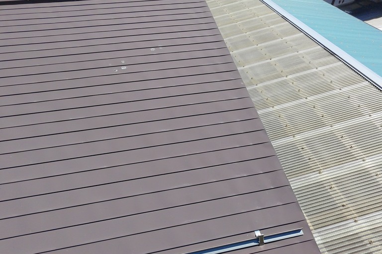 <p>今回のドローン無料調査では、屋根だけではなく外壁や軒天、雨樋なども含め、戸建て住宅全体の劣化状況を確認しました。<br>

屋根は上空から広範囲を撮影することで、地上からでは見えない面についても状態を把握することができます。<br>

また、外壁については複数のひび割れを確認しているため、今後メンテナンスを行う際にはクラックの状態を確認し、必要な下地処理を行ったうえで塗装や防水処理を検討することが重要です。<br>

調査内容<br>

* ドローンによる屋根全体の空撮<br>
* 金属屋根の状態確認<br>
* 外壁のひび割れ・クラック確認<br>
* 外壁目地・継ぎ目の状態確認<br>
* 軒天・雨樋など付帯部の確認<br>
* 雨水浸入につながる可能性のある箇所の確認<br>
* 横井豊史教師建物診断</p><p><br></p>
