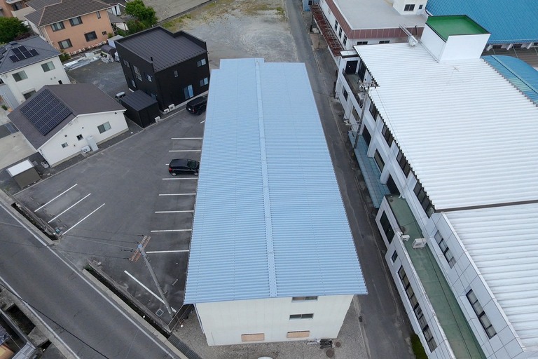 <p>長野県飯田市鼎下山の賃貸マンション「熊谷マンション様」にて、外壁・屋根塗装、シーリング、共用階段改修などの大規模修繕工事をご依頼いただきました。<br>

現地調査では、ALC外壁の塗膜劣化やクラック、シーリングの劣化、鉄板屋根や軒天・鉄部など付帯部の経年劣化を確認しました。賃貸マンションは建物規模が大きく、劣化を放置すると雨水の侵入や鉄部の錆、外壁材の傷みにつながるため、建物全体を総合的に改修するプランをご提案しました。<br>

＊ドローン無料調査<br>
＊横井豊史教師建物診断</p><p><br></p>
