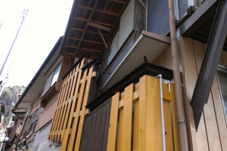 <p>調査結果をもとに、外壁だけでなく木部や付帯部まで含めた建物全体のメンテナンスをご提案します。<br>

木部は状態を確認しながら適切な下地処理を行い、木材を雨水や紫外線から保護する塗装を検討。外壁・軒裏・ベランダ・雨樋などについても、それぞれの素材や劣化状況に合わせた施工方法を選定することで、建物本来の風合いを活かしながら耐久性を高めます。</p><p><br></p>