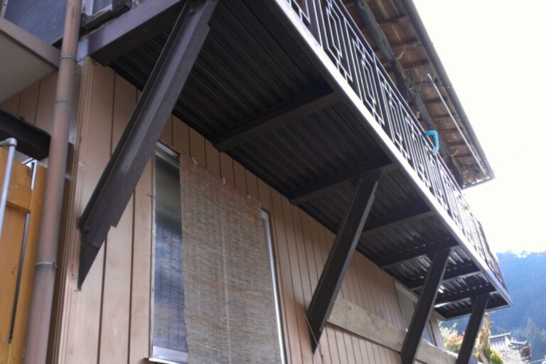 <p>長野県下伊那郡にて、戸建て住宅の現地調査を実施いたしました。<br>

今回の建物は、木部を多く使用した住宅で、外壁をはじめ、軒裏・破風・ベランダ・手すり・雨樋・木製格子など、建物全体の状態を確認しました。<br>

現地調査では、長年の紫外線や雨風の影響により、木部を中心に色あせや変色、表面の劣化が見られました。特に木製の格子や外部に露出している部分は雨水や湿気の影響を受けやすく、定期的な保護メンテナンスが重要です。<br>

また、外壁や軒裏、ベランダ周辺なども細かく確認し、今後の劣化を防ぐためには、既存の状態に合わせた下地処理と適切な塗装・保護施工を行うことが大切と判断しました。<br>

＊ドローン無料調査<br>
＊横井豊史教師建物診断</p><p><br></p>