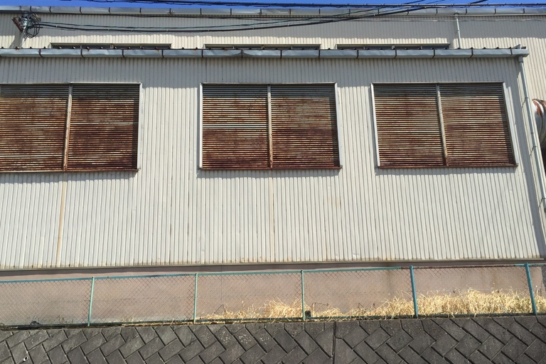 <p>調査結果をもとに、金属外壁・鉄部・大型ダクト・配管・シャッターなど、建物全体の状態に合わせたメンテナンスをご提案します。<br>

錆が見られる鉄部については、適切な下地処理を行ったうえで防錆塗装を施し、雨水や紫外線から金属を保護することが重要です。外壁についても既存塗膜の状態を確認し、素材や劣化状況に適した施工方法を選定することで、建物の耐久性向上につなげます。</p><p><br></p>