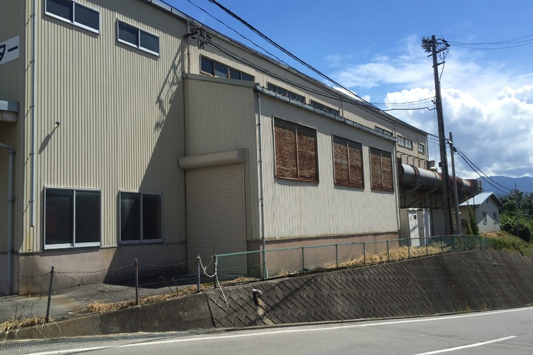 <p>長野県飯田市にて、工場建物の現地調査を実施いたしました。<br>

今回の建物は金属系の外壁材が使用されており、外壁をはじめ、窓まわり・シャッター・庇・鉄部・大型ダクト・配管など、建物外周の状態を確認しました。<br>

現地調査では、長年の紫外線や雨風の影響による外壁の色あせや汚れが見られました。また、窓に設置された金属製ルーバーや大型ダクトなどの鉄部では、塗膜の劣化や錆の発生も確認できます。<br>

工場は一般住宅と比べて屋外に露出する金属設備が多く、塗膜の防錆性能が低下すると錆が広がり、金属そのものの劣化につながる可能性があります。そのため、外壁だけでなく付帯設備まで含めた定期的な点検とメンテナンスが重要です。<br>

＊ドローン無料調査<br>
＊横井豊史教師建物診断</p><p><br></p>