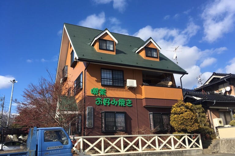 <p>屋根は高圧洗浄後、「熱交換塗料」を使用して塗装。外壁は高圧洗浄を行い、2液エポキシ浸透性シーラーを施工後、2液シリコンウレタンで中塗り・上塗りを行いました。<br>

サイディング目地・サッシまわり・板金水切り下端・出入口屋根取り合いは既存シーリングを撤去し、新たに打ち替えています。<br>

軒天はケンエース、破風・鼻隠しや樋、鉄部などは2液シリコンウレタンで塗装。ベランダ・階段笠木はミッチャクロンによる下塗り後、2液シリコンウレタンで仕上げ、木部柵にはガードラックアクアを使用しました。</p><p><br></p>