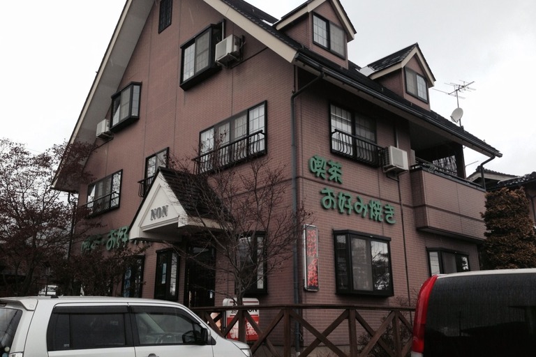 <p>長野県飯田市羽場町にて、店舗建物の外壁・屋根・付帯部塗装およびシーリング改修工事をご依頼いただきました。<br>

現地調査では、屋根・外壁の塗膜劣化をはじめ、サイディング目地やサッシまわりのシーリング、軒天、破風・鼻隠し、樋、鉄部、木部など建物全体の状態を確認しました。<br>

外壁や屋根は紫外線・雨風の影響を受け続けることで塗膜の防水性能が低下します。また、シーリングの劣化は外壁内部への雨水浸入につながるため、既存目地を撤去して打ち替える計画としました。店舗として長く安心して使用できるよう、外装全体をまとめてメンテナンスする施工をご提案しました。</p><p><br></p>