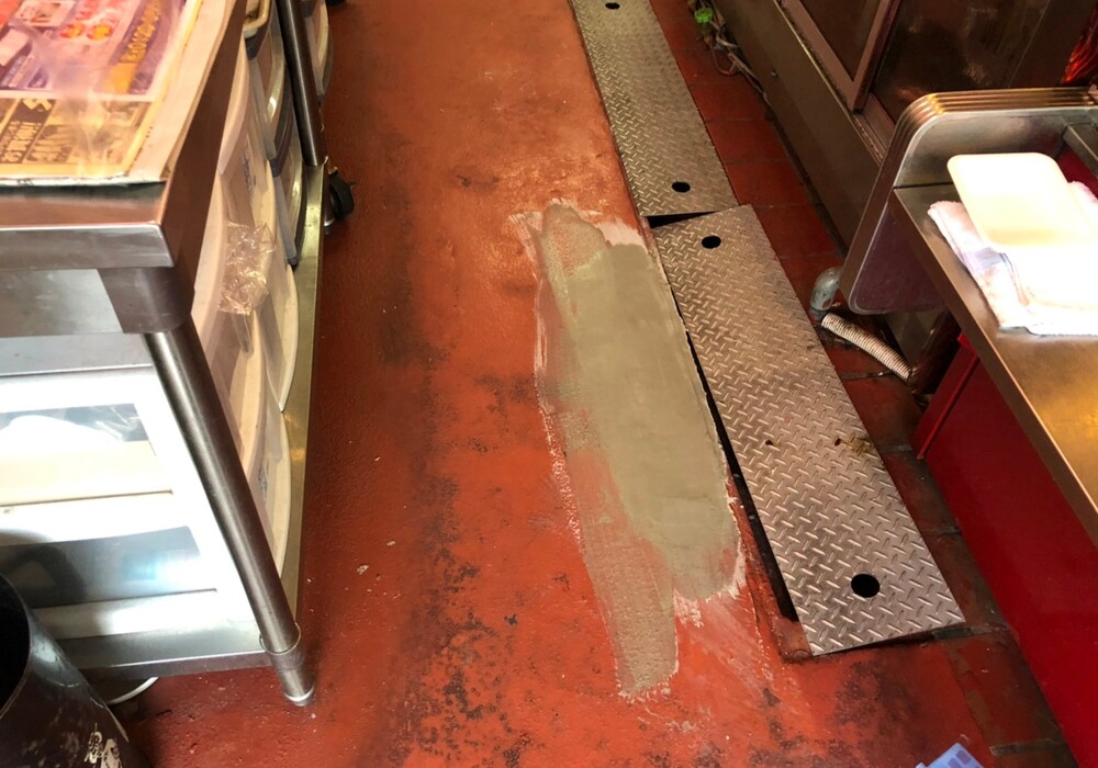 【飯田市中央通り】店舗 肉のまるやま 厨房床 防塵塗装部分補修工事（フロアートップ8500仕様）