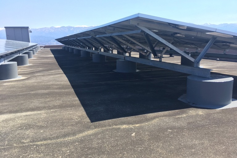 <p>長野県飯田市大瀬木の賃貸マンション「メゾン・ド・アイ」様にて、屋上防水工事をご依頼いただきました。<br>

現地調査では、屋上防水層に紫外線や雨風による経年劣化が見られ、防水性能の低下が懸念される状態でした。屋上は常に雨水や紫外線の影響を受けるため、防水層の劣化を放置すると雨水が下地へ浸入し、雨漏りや建物内部の劣化につながる可能性があります。<br>

今回は平場約321㎡、立上り約29㎡を対象に、既存下地を活かした密着工法による防水改修をご提案。排水ドレンなど細部の状態も確認し、屋上全体の防水性能を回復させる施工を行いました。<br>

＊ドローン無料調査<br>＊横井豊文教師建物診断<br></p><p><br></p>
