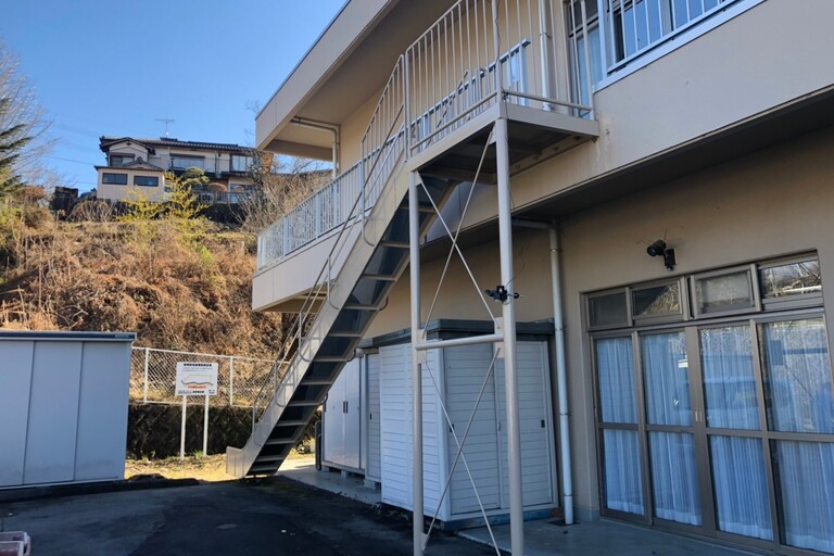 <p>施工では、非常滑り台の手摺柱・床などの鉄部約31㎡を高圧洗浄し、表面に付着した汚れや劣化物を除去しました。<br>

腐食が確認された部分については「CCP-117」による処理を約7.75㎡に実施。その後、鉄部全体に2液型エポキシ錆止めを塗布し、防錆性能を高めてから仕上げ工程へ進みました。<br>

上塗りには耐候性・耐久性に優れた2液型ウレタンシリコン弱溶剤塗料「ユメロック」を使用し、2回塗りで丁寧に仕上げています。下地処理から錆止め、上塗りまで工程を重ねることで、鉄部を雨水や紫外線から保護し、美観と耐久性の向上につなげました。<br>

使用材料・施工内容<br>

＊非常滑り台・手摺柱・床・鉄部：約31㎡<br>
＊高圧洗浄<br>
＊CCP-117 腐食部分処理：約7.75㎡<br>
＊2液型エポキシ錆止め<br>
＊ユメロック 2回塗り<br>
＊脚立足場設置</p><p><br></p>