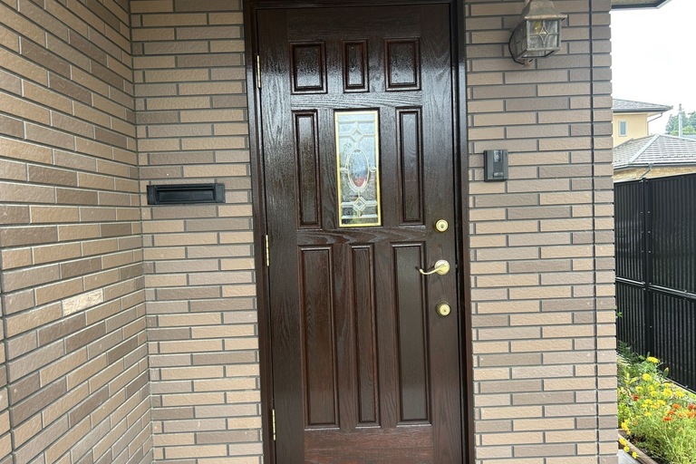 <p>施工では、玄関ドア外面を高圧洗浄と下地処理で丁寧に整え、劣化した塗膜や汚れを除去した後、木材保護塗料シッケンズで仕上げました。<br>仕上げには木部保護塗料シッケンズを使用し、木目の美しさを活かしながら丁寧に塗装しました。木材本来の風合いを残しつつ、防水性・耐候性を向上させ、紫外線や雨風から玄関ドアをしっかり保護しています。<br>

施工後は、自然な木目の美しさと高級感がよみがえり、住まいの第一印象となる玄関まわりが明るく美しい仕上がりとなりました。<br>

使用材料・施工内容<br>

玄関木部ドア塗装工事<br>

* 木部下地処理<br>
* 下地調整<br>
* シッケンズ塗装（外面）<br>
* 木部保護仕上げ<br>

建物診断<br>

* ドローン無料調査<br>
* 横井豊史教師建物診断<br></p><p><br></p>