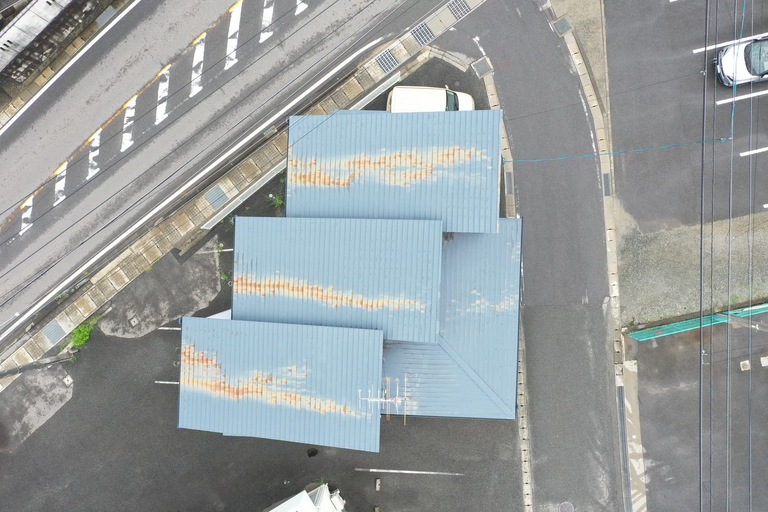 <p>おんたけコーポC棟の屋根塗装工事が無事完了いたしました。<br>

施工後は鮮やかなブルーの屋根へと生まれ変わり、建物全体が明るく清潔感のある印象になりました。<br>

塗膜をしっかり形成することで、防水性能や耐候性が向上し、屋根材を紫外線や雨風から長期間保護できる状態となっています。<br>

アパートの入居者様や周辺環境にも配慮しながら施工を進め、安全かつ丁寧な工事を実施いたしました。<br>

【屋根塗装工事】<br>

高圧洗浄・下塗り・中塗り・上塗り<br>

使用塗料：ユメロック114ライン</p><p><br></p>
