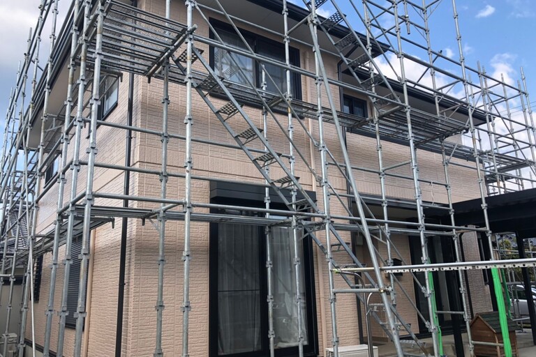 <p>長野県飯田市上殿岡のK様邸にて、戸建て住宅の外壁・屋根塗装およびシーリング工事をご依頼いただきました。<br>

現地調査では、外壁やコロニアル屋根に紫外線・雨風による塗膜の経年劣化が見られ、防水性能や保護性能の低下が進んでいました。また、外壁目地やサッシ廻りのシーリングにも劣化が見られ、雨水の浸入を防ぐためのメンテナンスが必要な状態でした。<br>

そこで、外壁・屋根の高圧洗浄と下地処理を行い、耐候性に優れた「ケイセラ無機」で塗装。シーリングや付帯部まで含め、住宅全体の耐久性と防水性能を高める施工をご提案しました。<br>

＊ドローン無料調査<br>＊横井豊文教師建物診断<br></p><p><br></p>