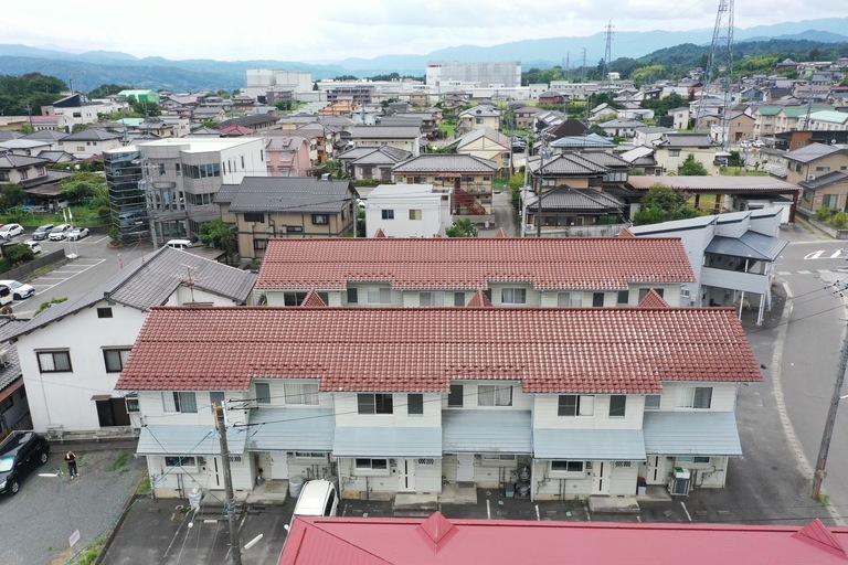<p>飯田市松尾にある「おんたけコーポ棟A」にて、アパートの外壁塗装・屋根塗装・防水工事をご依頼いただきました。<br>

建物全体に経年による色あせや汚れの付着が見られ、外壁や屋根の保護機能の低下が進行していました。また、棟板金にも劣化が見受けられたため、塗装による保護とあわせて板金の取り替え工事を実施することとなりました。<br>

入居者様が安心して暮らせる住環境を維持するため、外壁・屋根・防水・シーリング工事を含めた総合的な改修工事を行いました。</p><p><br></p>