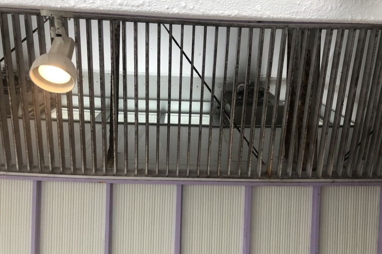 <p>長野県下伊那郡高森町の「信州たかもり温泉 御大の館」様にて、男女大浴場の塗装修繕工事をご依頼いただきました。<br>

大浴場は一般的な室内と異なり、常に高温多湿の環境となるため、天井や壁面の塗膜が湿気や結露の影響を受けやすい場所です。現地調査では、天井部や笠縁部、換気口格子部、壁面などを確認し、既存塗膜の状態や各部位の使用環境を考慮した塗装修繕が必要と判断しました。<br>

今回は施工箇所全体を高圧洗浄して下地を整えたうえで、天井・笠縁・格子部には弱溶剤系2液シリコン樹脂塗料、壁面には低汚染・防カビ機能を備えた水性塗料を使用するなど、部位ごとに適した仕様をご提案しました。<br>

＊ドローン無料調査<br>
＊横井豊史教師建物診断</p><p><br></p>