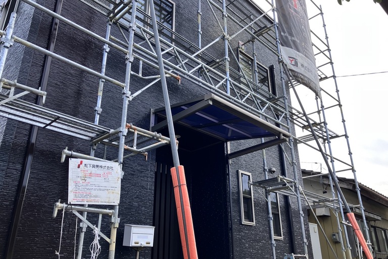 <p>施工後は外壁・屋根ともに美しい艶がよみがえり、住まい全体が新築時のような美しい外観へと生まれ変わりました。<br>

外壁は窯業系サイディングに適したユメロックシーラーとエラスティックフィラーで丁寧に下地を整え、ユメロック114による中塗り・上塗りを施工。シーリングには期待耐用年数30年のオートンイクシードを採用し、高い防水性能を確保しました。<br>

屋根は高圧洗浄後、2液サビカットによる下塗りを施し、ハイパーユメロックルーフで仕上げることで、防錆性・耐候性を大幅に向上。さらに、軒天・破風・鼻隠し・鉄部・雑塗装など付帯部まで丁寧に施工し、建物全体の耐久性と美観を高めています。<br>

使用材料・施工内容<br>

外壁塗装工事<br>

・高圧洗浄<br>
・下塗り：ユメロックシーラー<br>
・下塗り：エラスティックフィラー<br>
・中塗り・上塗り：ユメロック114<br>

シーリング工事<br>

・サッシ廻り打ち替え：オートンイクシード<br>
・目地打ち替え：オートンイクシード<br>

屋根塗装工事<br>

・高圧洗浄<br>
・下塗り：2液サビカット<br>
・中塗り・上塗り：ハイパーユメロックルーフ<br>

付帯部塗装<br>

・軒天塗装<br>
・破風・鼻隠し塗装<br>
・鉄部塗装<br>
・水切り・塩ビ塗装<br>
・雑塗装<br>
・上部養生<br>
・足場仮設工事<br>

建物診断<br>

・ドローン無料建物診断<br>
・横井豊文技師 建物診断調査</p><p><br></p>