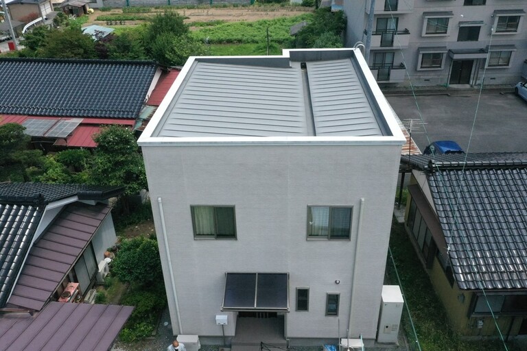 <p>下伊那郡松川町にお住まいのK様より、戸建て住宅のリノベーションに伴う外壁・屋根塗装工事をご依頼いただきました。<br>

現地調査では、外壁の塗膜劣化やチョーキング現象、シーリングの劣化が確認され、屋根には色あせやサビの発生、防水性能の低下が見られました。また、付帯部についても経年劣化が進行しており、建物全体のメンテナンスが必要な状態でした。<br>

株式会社横井では、高圧洗浄で汚れや旧塗膜を丁寧に除去した後、外壁にはユメロック114ライン仕様、屋根にはハイパーユメロックルーフを採用。さらに、耐久性の高いオートンイクシードによるシーリング工事や付帯部塗装まで施工し、住まい全体の耐久性・防水性・美観を向上させるプランをご提案いたしました。<br>

建物診断・調査<br>

・ドローン無料建物診断<br>
・横井豊文教師 建物診断調査</p><p><br></p>