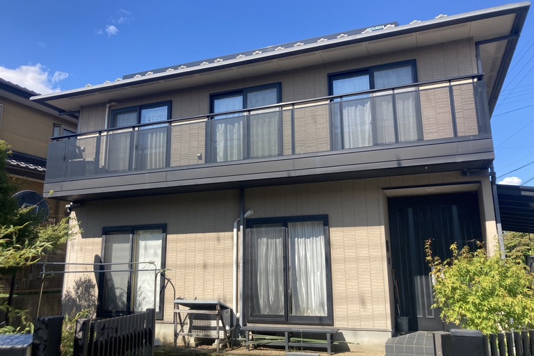 <p>長野県飯田市駄科の戸建て S様邸より、外壁・屋根塗装工事をご依頼いただきました。</p><p>現地調査では、外壁には塗膜の色あせや防水性能の低下が見られ、目地やサッシ周りのシーリングも経年劣化が進行していました。また、屋根についても紫外線や雨風の影響により塗膜の劣化が確認され、建物全体の耐久性を維持するためには早めのメンテナンスが必要な状態でした。<br>

建物を長期間保護し、美しい外観を維持するため、高耐候・超低汚染性能を備えた無機塗料による外壁塗装と、耐久性に優れた屋根塗装をご提案いたしました。<br>

* ドローン無料調査<br>
* 横井豊史教師建物診断</p>