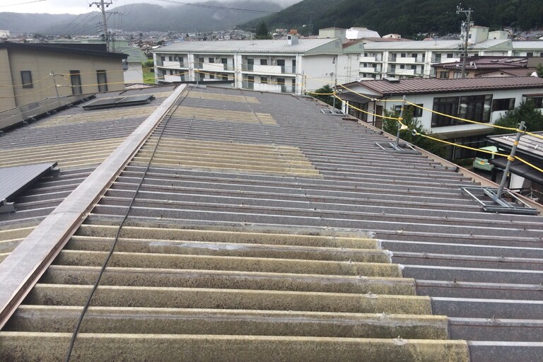 <p>長野県諏訪市の「K株式会社」様にて、倉庫の屋根改修・塗装工事をご依頼いただきました。<br>

既存の鉄板屋根は、長年にわたり紫外線や雨風の影響を受けることで塗膜が劣化し、今後の錆や腐食を防ぐためのメンテナンスが必要な状態でした。また、一部にはポリカ折板が使用されており、既存材を撤去して新しいポリカ折板へ交換する改修もあわせて実施しました。<br>

鉄板屋根約226.8㎡は高圧洗浄後、「2液サビカット」で下塗りを行い、「ユメロックルーフ」で中塗り・上塗りを行う仕様をご提案しました。<br>

＊ドローン無料調査<br>
＊横井豊史教師建物診断</p><p><br></p>