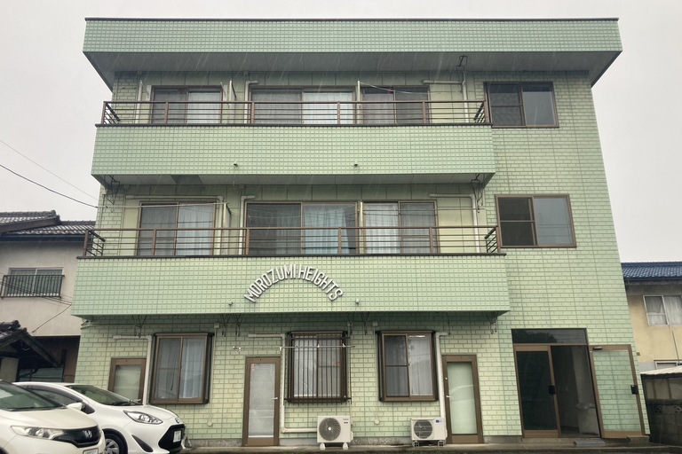 <p>長野県安曇野市の賃貸マンション「モロズミハイツ」にて、共用通路改修工事・外壁塗装工事・屋根塗装工事をご依頼いただきました。<br>現地調査では、外壁ALCには色あせや塗膜の劣化、目地シーリングの硬化が確認され、防水性能が低下していました。屋根についても紫外線や雨風によるサビや塗膜の劣化が進行しており、長期的な保護のためには塗装メンテナンスが必要な状態でした。<br>

また、共用通路やベランダ防水、階段・手摺・軒天・内壁などの共用部にも経年劣化が見られたため、建物全体の耐久性・防水性・美観を向上させる総合改修工事をご提案いたしました。<br>

* ドローン無料調査<br>
* 横井豊史教師建物診断<br></p><p><br></p>